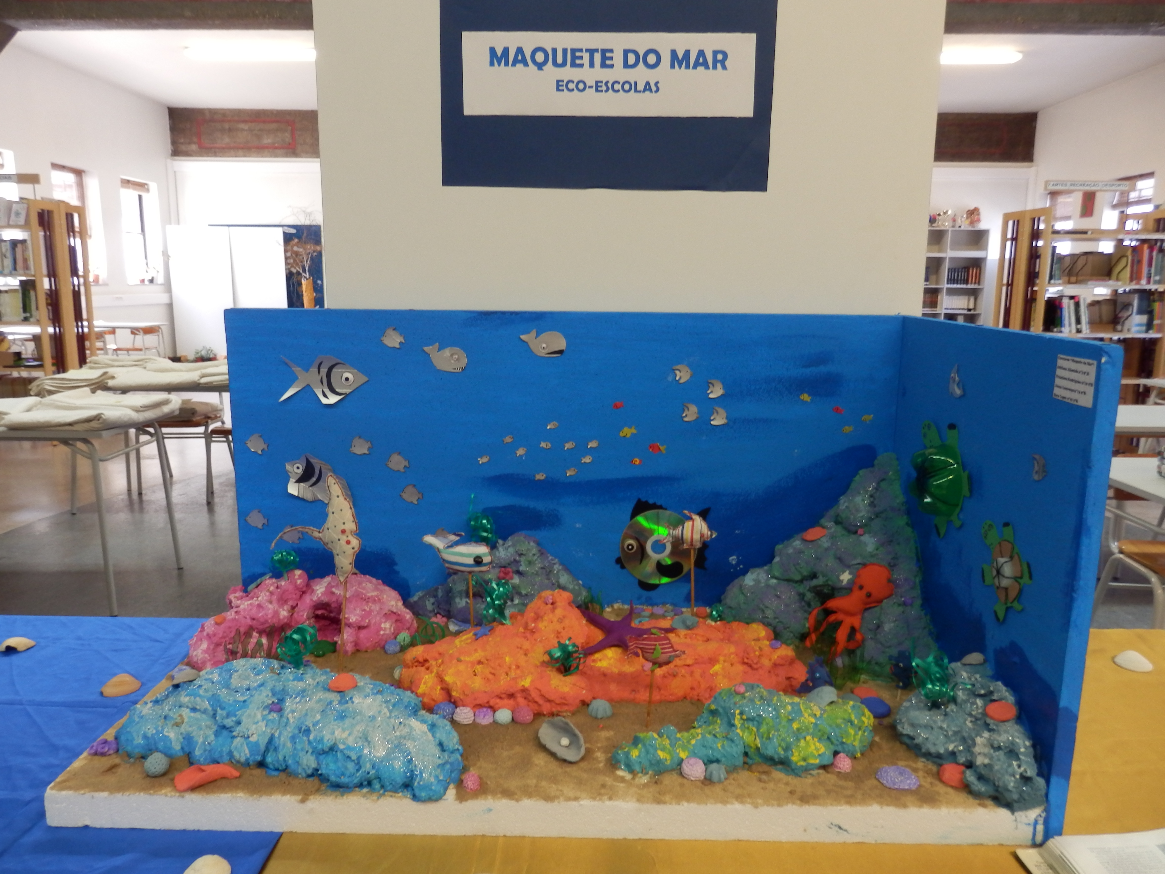 Maquete representando um ecossistema marinho